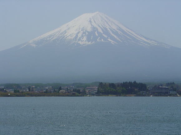 河口湖畔から富士山