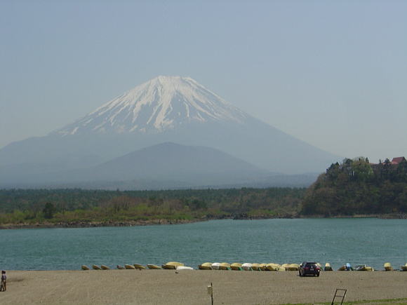 精進湖畔から富士山