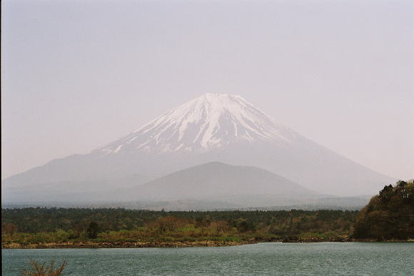 精進湖畔から富士山