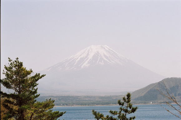 本栖湖畔から富士山