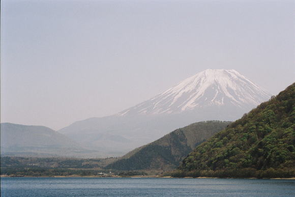 本栖湖畔から富士山