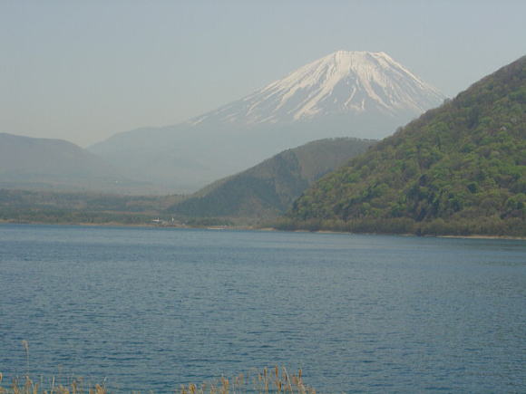 本栖湖畔から富士山