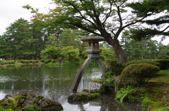 水辺のことじ灯籠