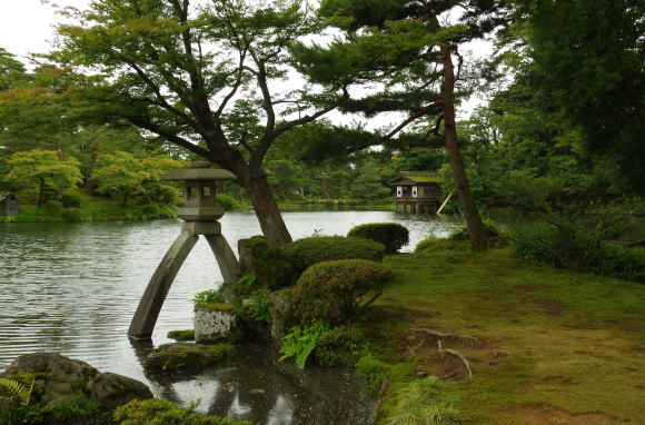 水辺のことじ灯籠