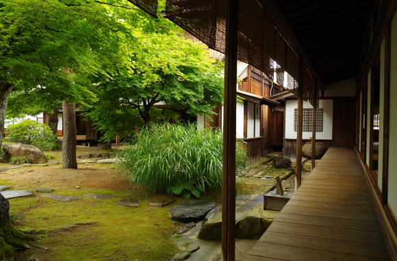 大広間横の濡れ縁からみる庭園