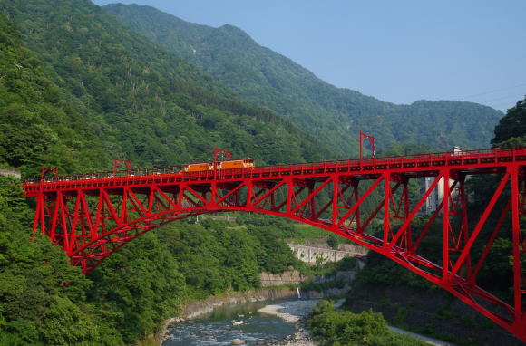 新やまびこ橋を行くトロッコ列車