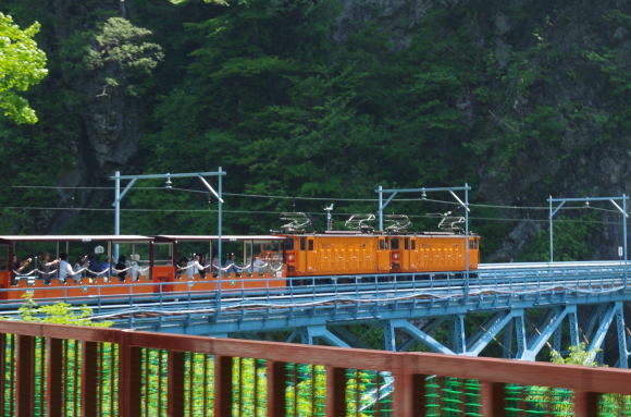 後曳橋を渡るトロッコ列車