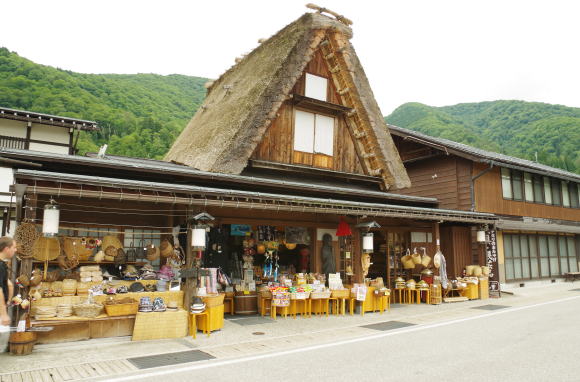 通りに並ぶ土産屋さん