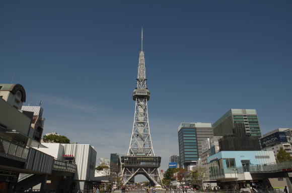 青空の下テレビ塔