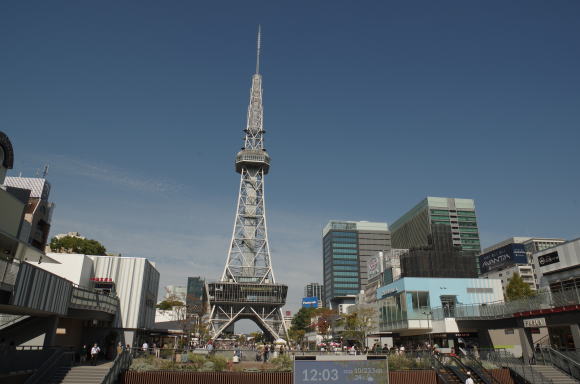 青空の下テレビ塔