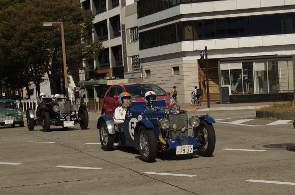 久屋大通を行く車の列