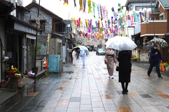 鯉のぼりの泳ぐ街並み