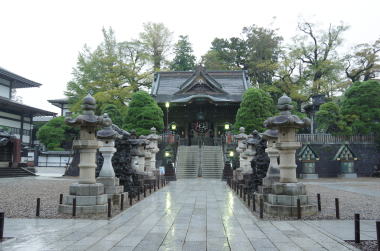 小雨の中新勝寺の仁王門