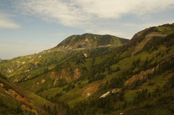 横手山の山腹を行く国道２９２号