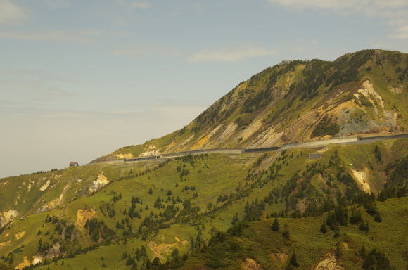 横手山の山腹を行く国道２９２号