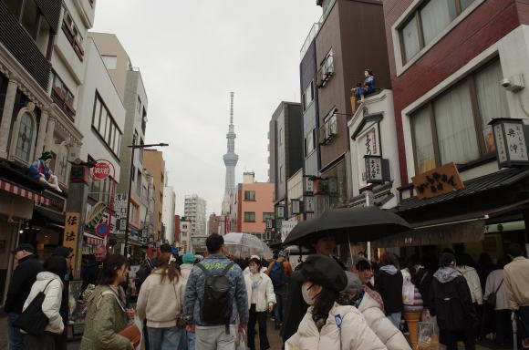 浅草の街角からスカイツリーが景観