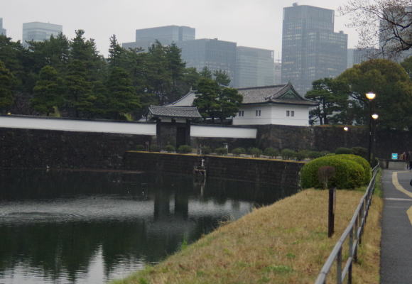 桜田門を内堀通りから