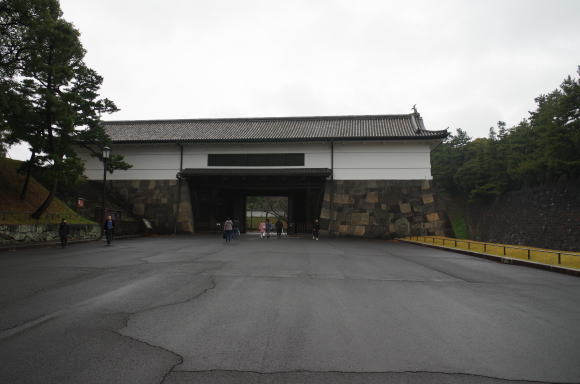 桜田門の内門を皇居前広場から