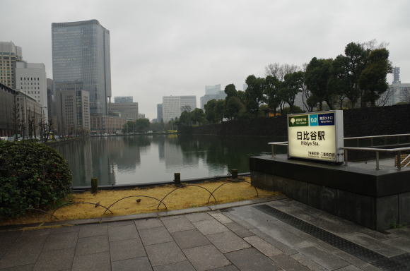 東京をイメージできる高層建物と広いお堀