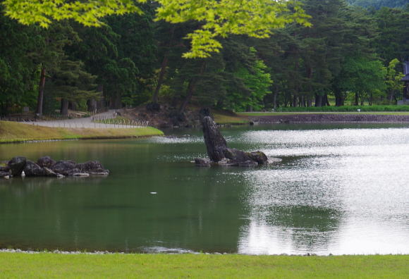 池中立石