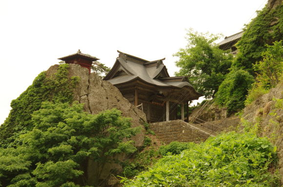 おおきな岩の上に立つ開山堂