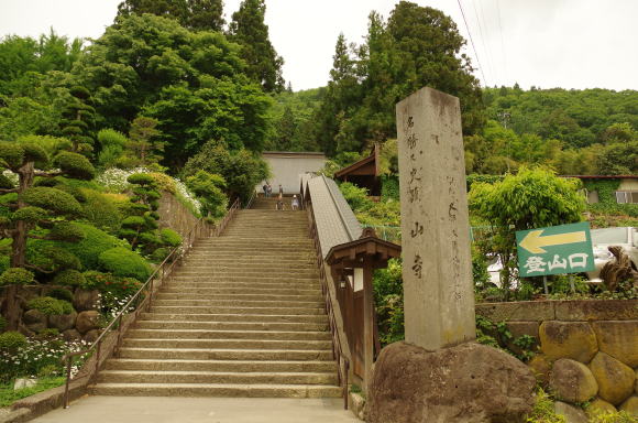 参道には石段が続く