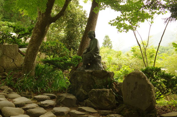 立石寺境内の芭蕉像です