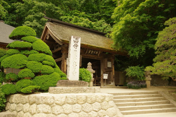 奥の院へ続く山門