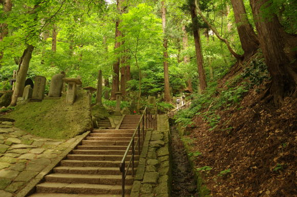 立石寺奥の院へ続く石段