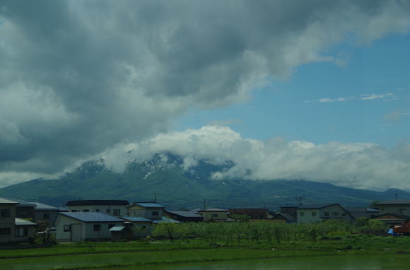 五能線車中から岩木山