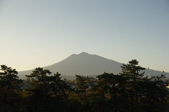 弘前城本丸から岩木山