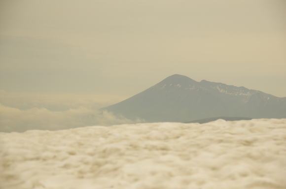 残雪と岩手山