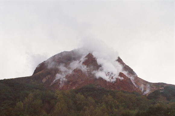 激しく水蒸気をあげる昭和新山