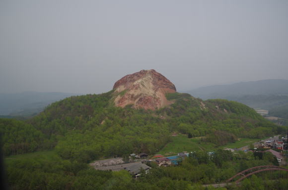 有珠山の山頂からみる昭和新山