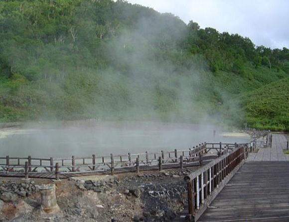 湯煙あがる大湯沼