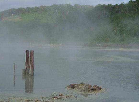 湯煙あがる大湯沼