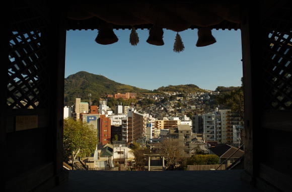 諏訪神社の門から見える風景