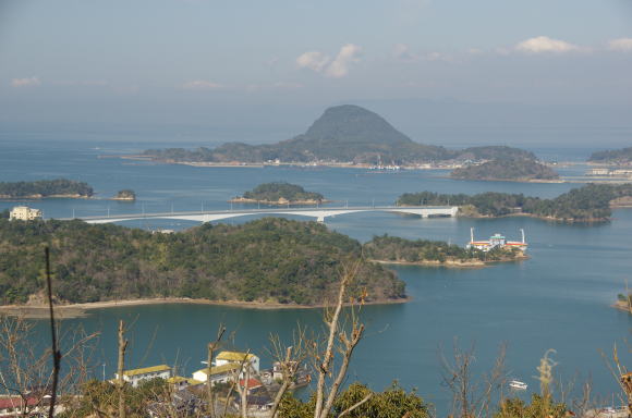 コンクリート造りの前島橋