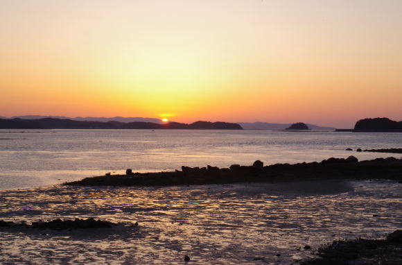 天草の島に沈む夕日