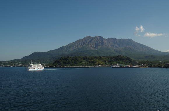 桜島フェリーから桜島をみる