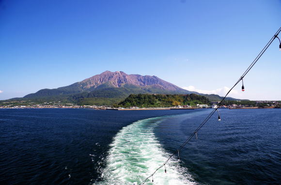 桜島フェリーから桜島をみる