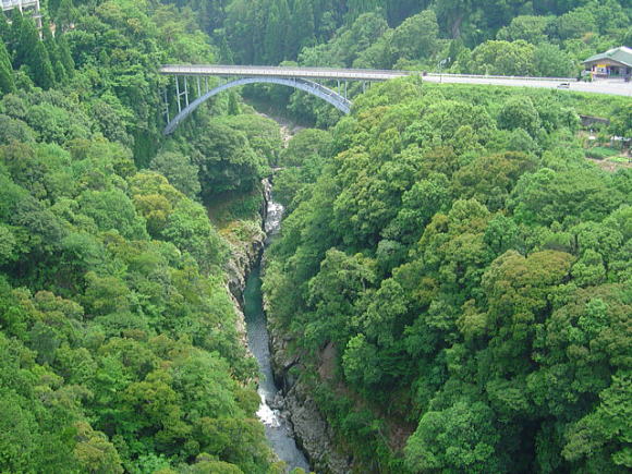 高千穂大橋とわずかに見える神橋