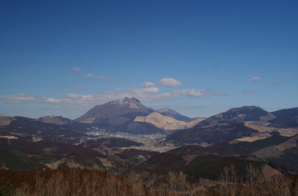 蛇越展望所から冬の由布岳と由布院の町