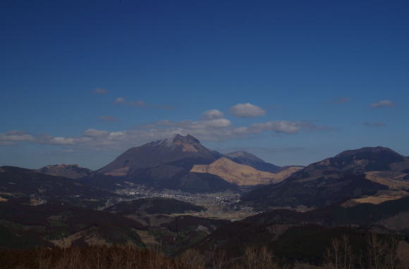 蛇越展望所から冬の由布岳と由布院の町