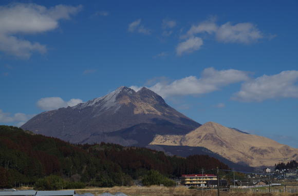 由布院郊外から由布岳