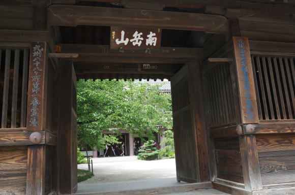 東長寺山門