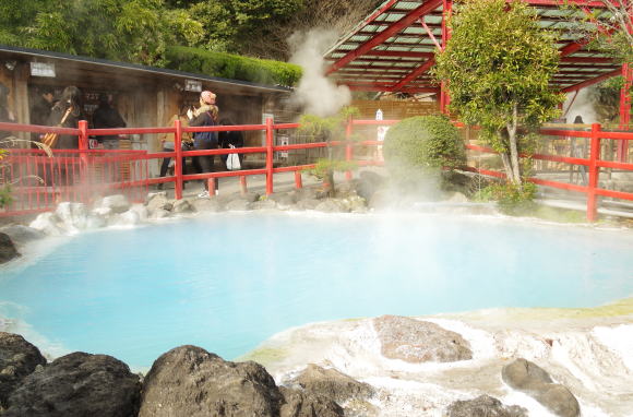 噴気をあげるかまど地獄