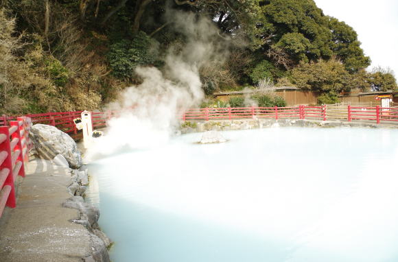 噴気をあげるかまど地獄