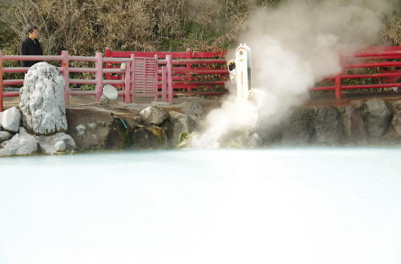 噴気をあげるかまど地獄