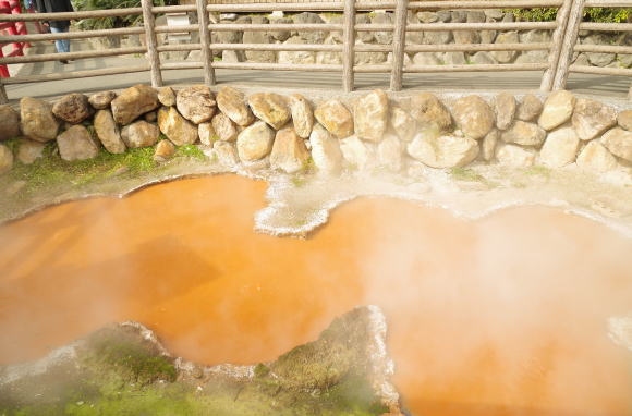 噴気をあげるかまど地獄